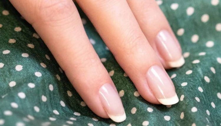 براق کردن ناخن با روغن های طبیعی