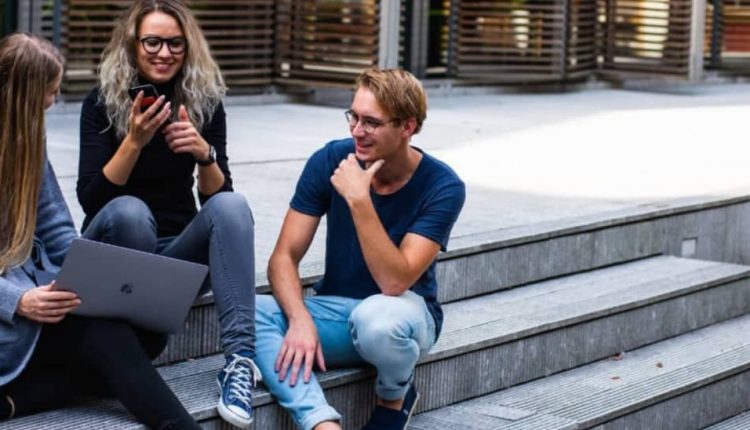 چگونه با افراد میانگرا ارتباط برقرار کنیم؟