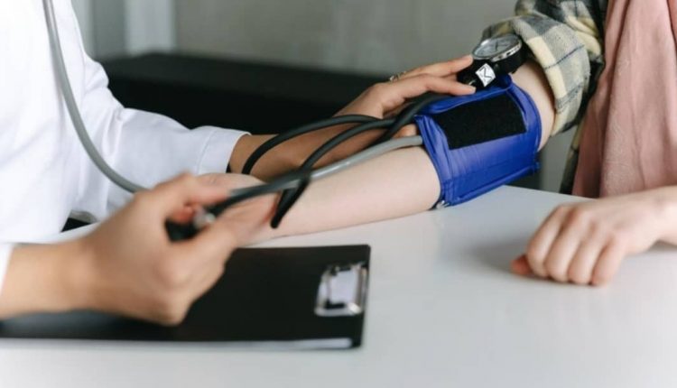 روش صحیح فشار خون گرفتن در خانه