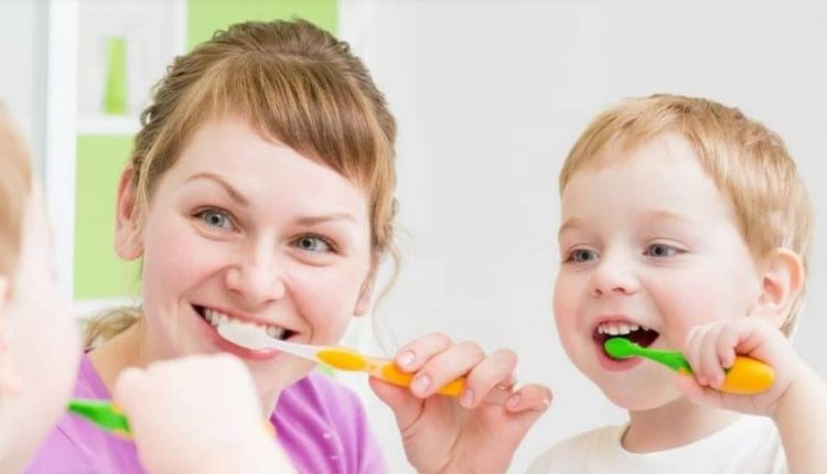 علت لکه های زرد یا نارنجی روی دندان کودکان