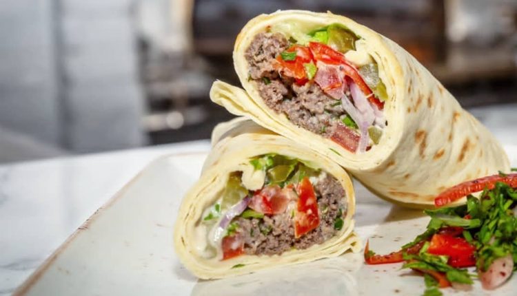 ساندویچ عربی با گوشت چرخکرده